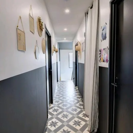 Quarto em Acomodações Particulares Spacieuse Dans Maison Design