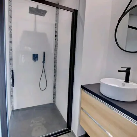 Spacieuse Dans Maison Design Quarto em Acomodações Particulares